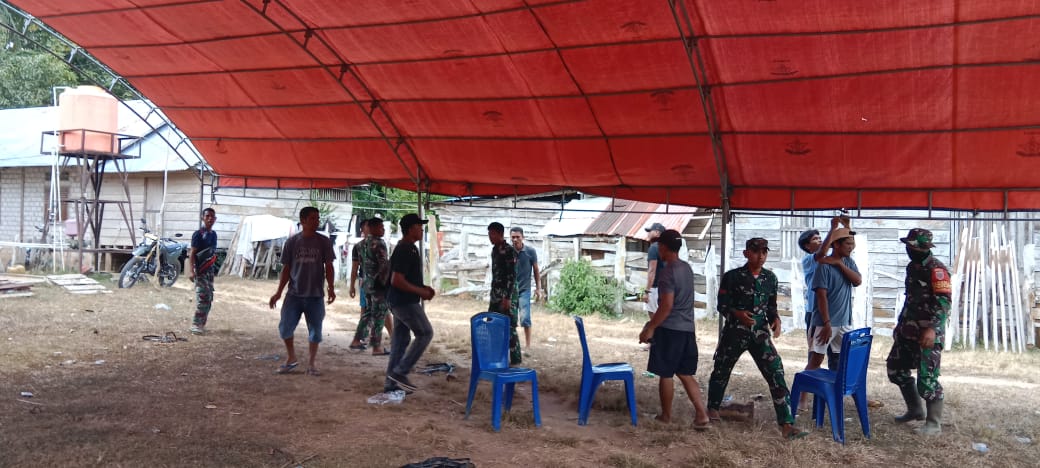 Satgas TMMD 123 Kodim 1416/Muna Bantu Warga Dirikan Tenda Untuk Acara Aqiqah
