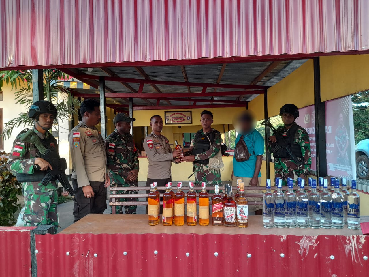 Satgas Yonif 725/Woroagi Berhasil Gagalkan Peredaran Miras Di Tapal Batas RI-PNG