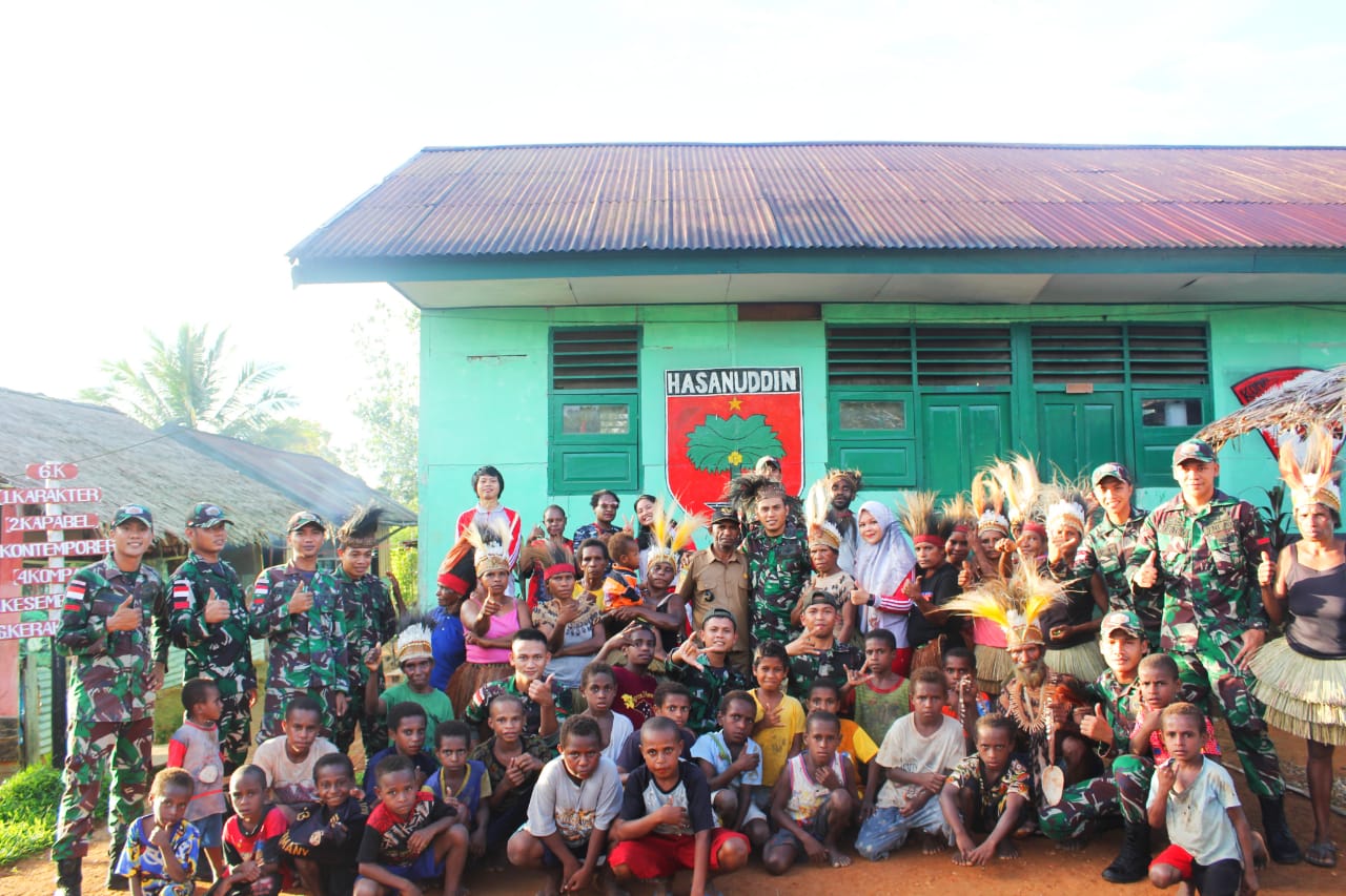 Satgas Yonif 725/Woroagi Melaksanakan Tari-tarian Bersama Masyarakat di Perbatasan Papua