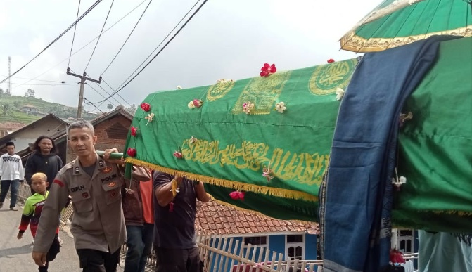 Sebagai Bentuk Kepedulian, Bhabinkamtibmas Polsek Sukasari Lakukan Takziah Kepada Warganya Yang Meninggal Dunia