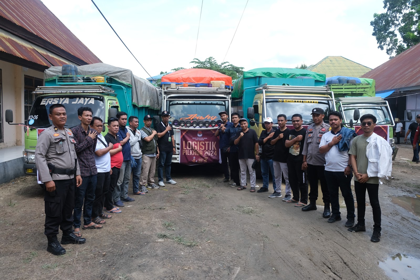 Sejumlah Personel Mengamankan Pendistribusian Logistik Pilkada 2024 di Kota Kendari