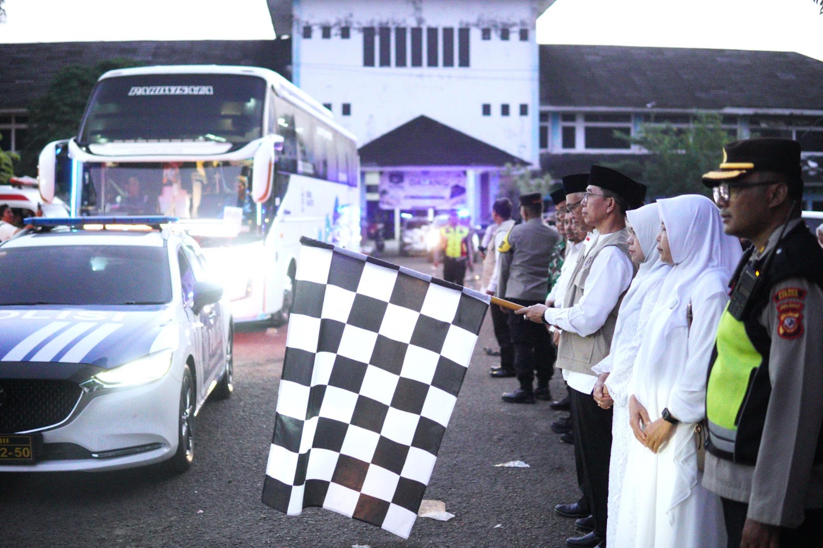 SEKDA SUBANG LEPAS KEBERANGKATAN JAMAAH HAJI KLOTER 39 KJT TAHUN 1446H/2026 M, PESANKAN JAGA KESEHATAN, KEKOMPAKAN, DAN NAMA BAIK DAERAH