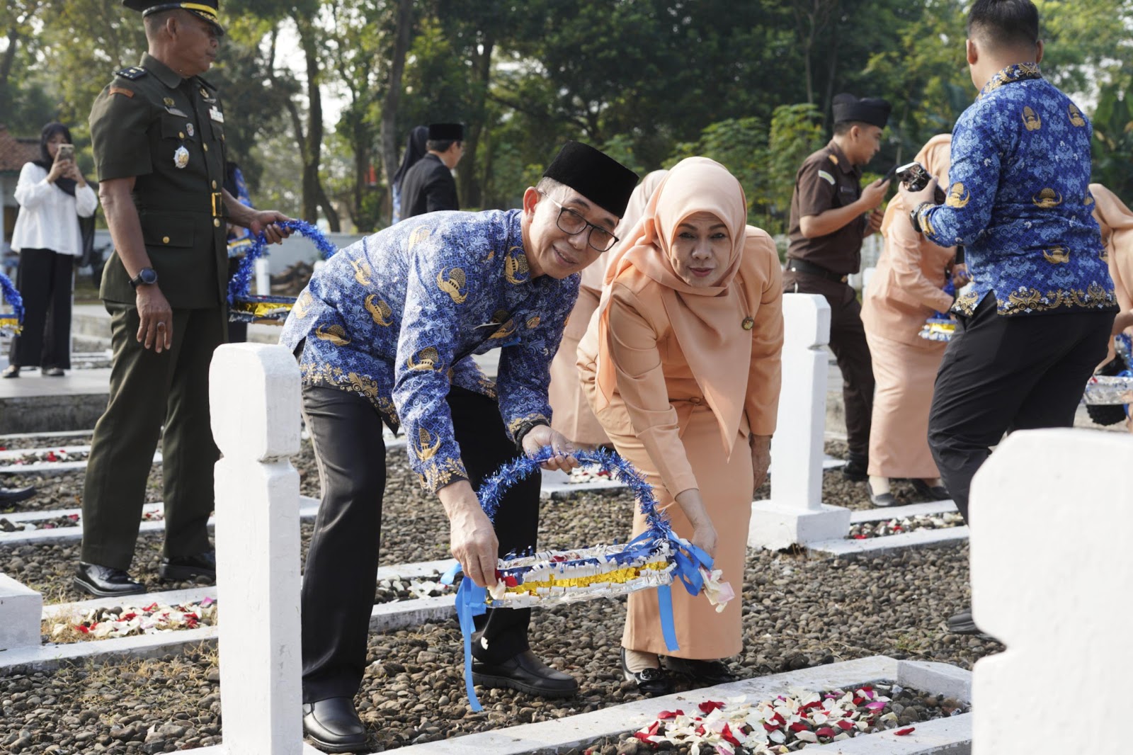 SEKDA SUBANG PIMPIN TABUR BUNGA DALAM RANGKA PERINGATAN HARI KEBANGKITAN NASIONAL