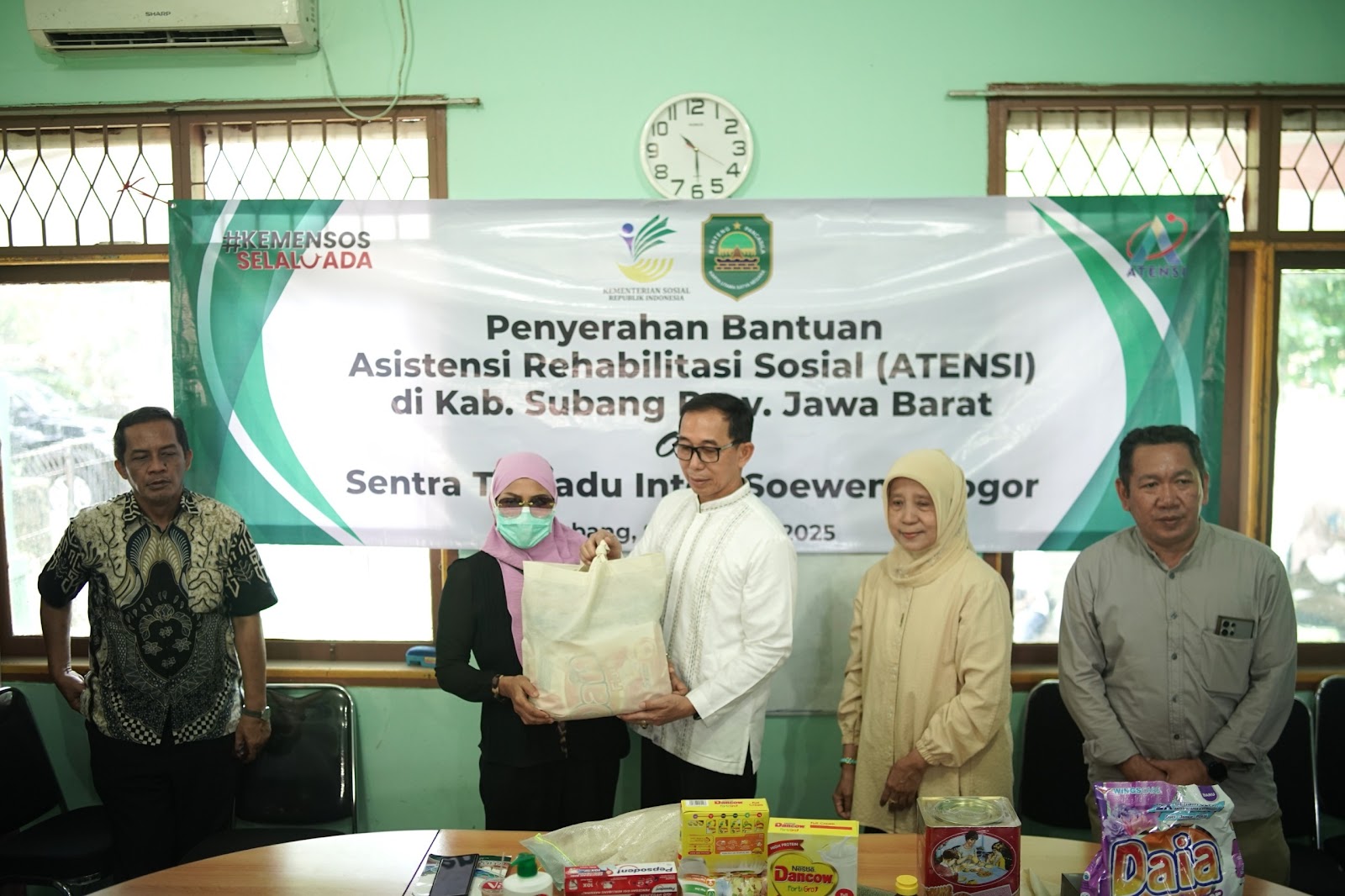 SEKDA SUBANG SALURKAN BANTUAN PROGRAM ASISTENSI REHABILITASI SOSIAL (ATENSI) DARI KEMENTERIAN SOSIAL