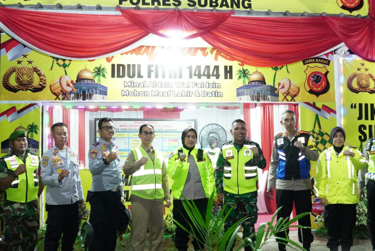 Sekretaris Daerah Kabupaten Subang H. Asep Nuroni S.Sos, M.Si mengikuti rangkaian apel persiapan dan juga patroli malam takbiran dalam rangka Lebaran Idul Fitri 2023 bertempat di mapolres kabupaten subang, jumat 21 april 2023
