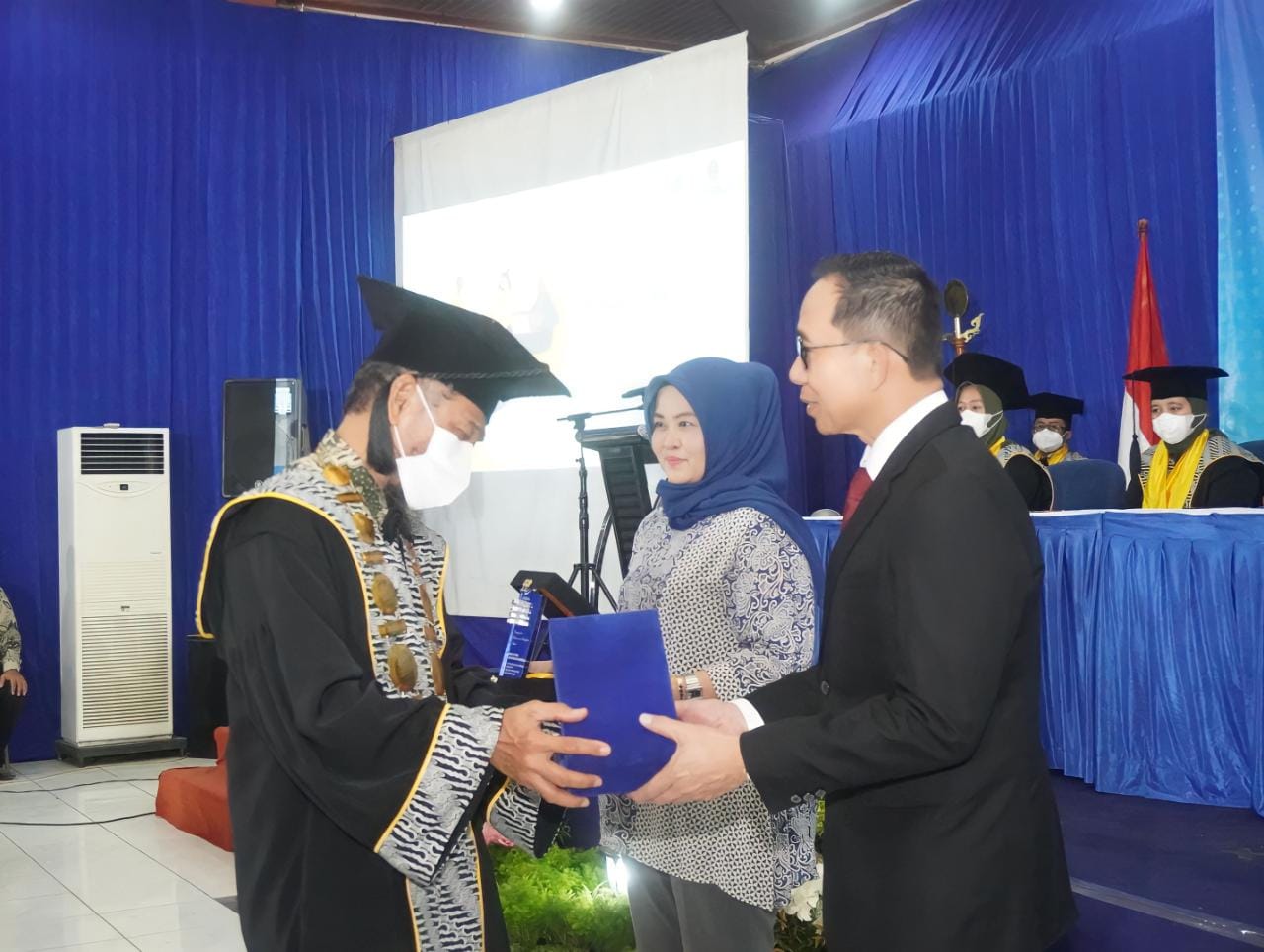 Sekretaris Daerah menghadiri Wisuda ke-20 Sekolah Tinggi Ilmu Ekonomi Sutaatmadja Subang
