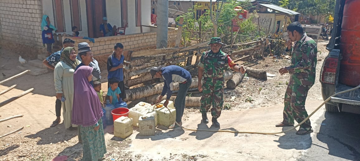Selain Kegiatan Fisik, Anggota Satgas TMMD 118 Kodim Muna Juga Bagikan Air Bersih Kepada Warga