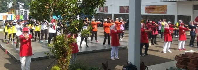 Senam Pagi Ibu-Ibu PKK dan Kader Di Depan Kantor Kecamatan Tanjungsiang