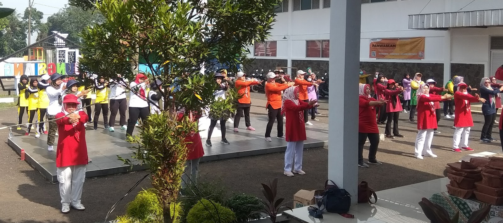 Senam Pagi Perwakilan  Ibu-Ibu PKK  Dan Kader Di Depan Kantor Kecamatan Tanjungsiang