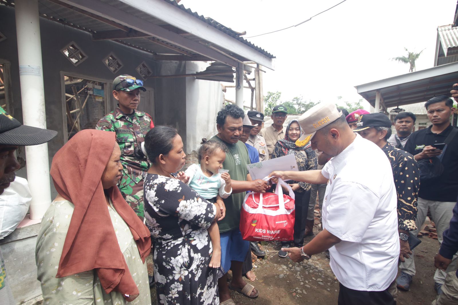 Serahkan Bantuan Korban Rumah Roboh, PJ Bupati: Turut Berduka