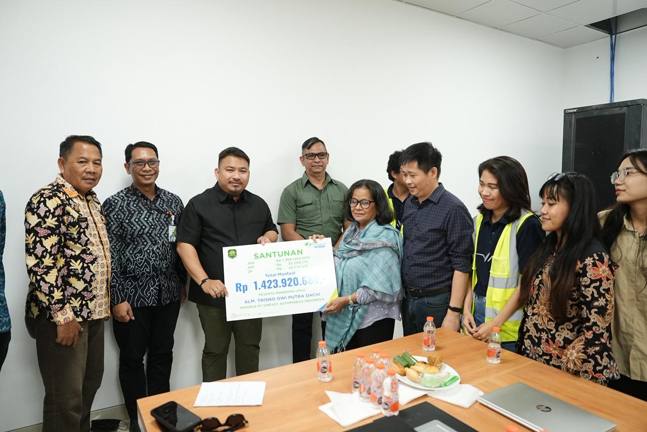 SERAHKAN SANTUNAN BPJS,KANG REY DORONG SELURUH PERUSAHAAN DI SUBANG LINDUNGI PEKERJANYA