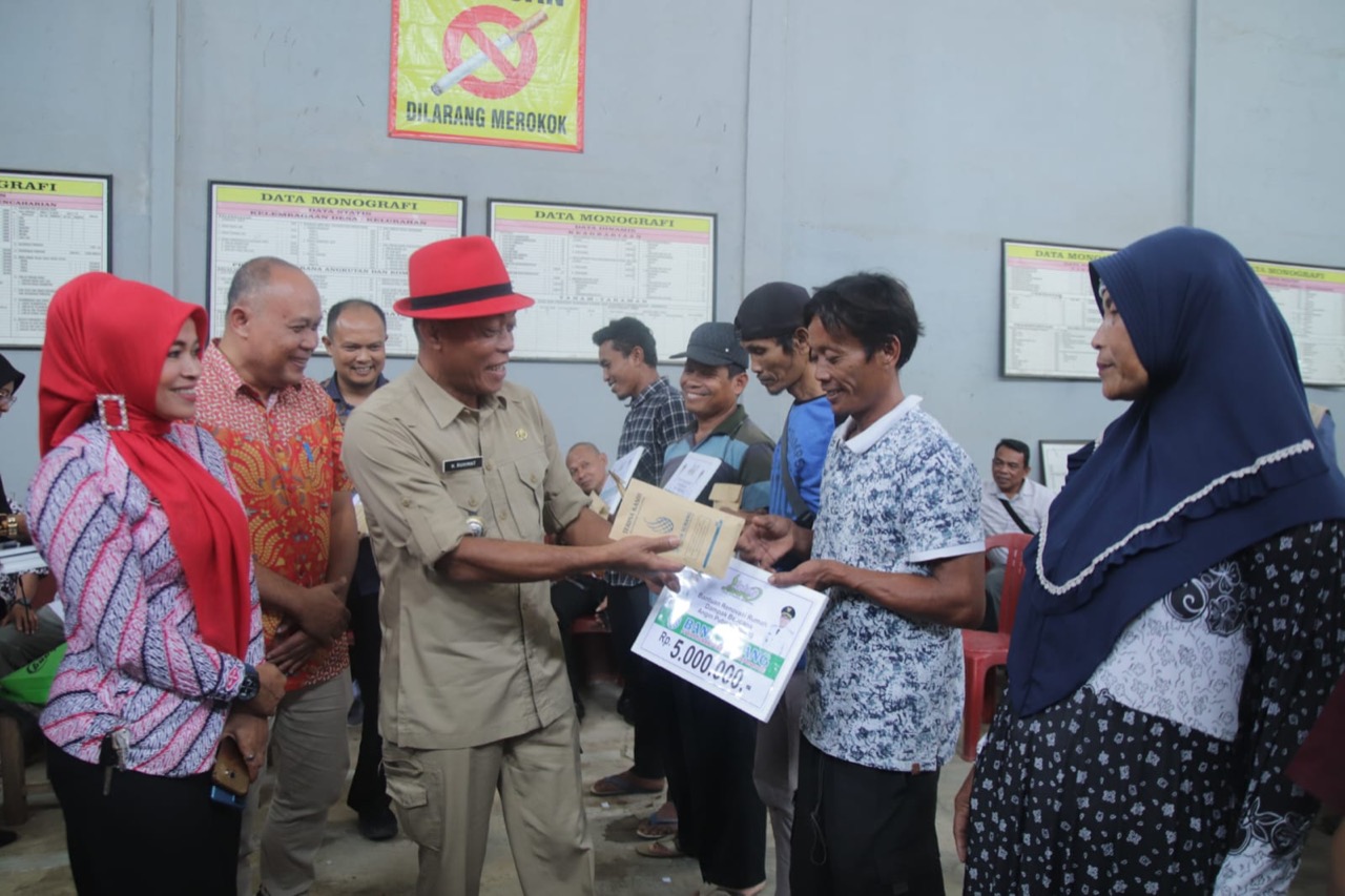 Serahkan Secara Langsung Bantuan Bagi Korban Puting Beliung, Kang Jimat Apresiasi Kekompakan Warga
