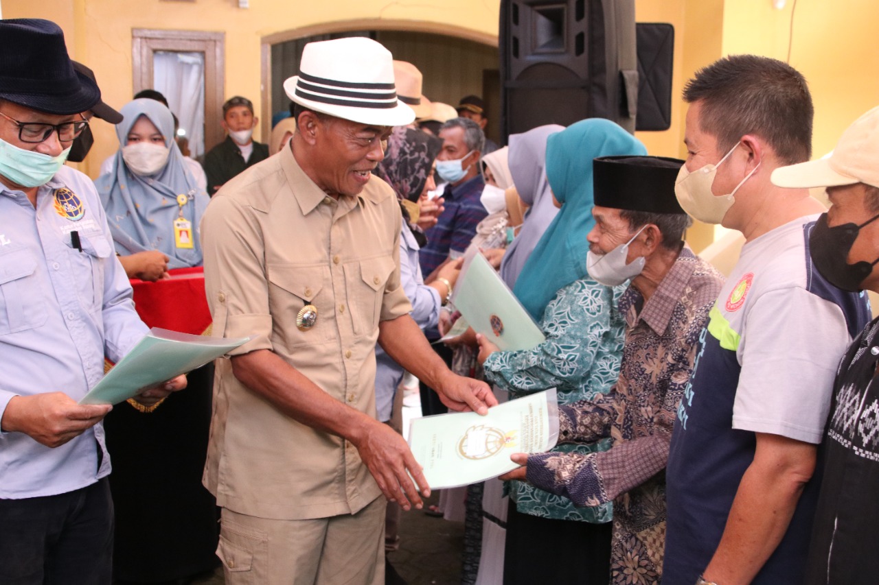 SERAHKAN SERTIFIKAT PTSL & BUKA TURNAMEN BULU TANGKIS, KANG JIMAT APRESIASI DESA CIKUJANG