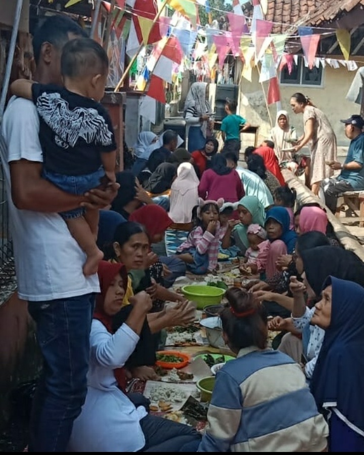 Serba Serbi  Cybernasa : Kompak Ibu - Ibu Rt.04 Kampung Panembong Desa Tenjolaya Kecamatan Kasomalang Memeriahkan HUT RI Ke - 79 Makan Bersama Di Jalan Gang