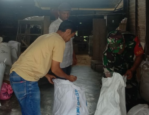 Serda Agustinus Sujatmiko Babinsa Koramil 04/Plk Cek Harga Beras Dan Stok Beras Penggilingan Padi Di Wilayah Binaan