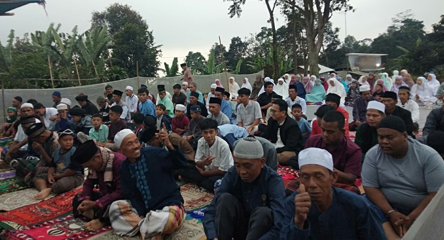 Shalat Idul Fitri Di Lapang Bola Sukahurip