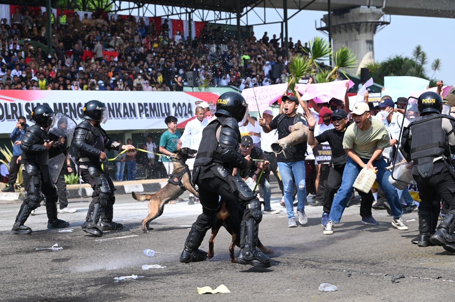 SIAP AMANKAN PEMILU 2024, POLDA JABAR GELAR SIMULASI SISTEM PENGAMANAN DALAM KOTA DI LAPANGAN BRIGIF 15 KUJANG CIMAHI