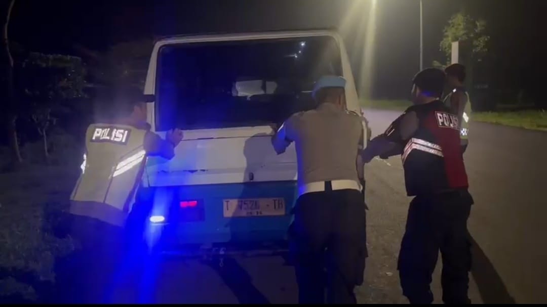 Sigap! Personel Pos Pam Ketupat Lodaya Simpang Jalan Cagak Bantu Pengendara Mogok