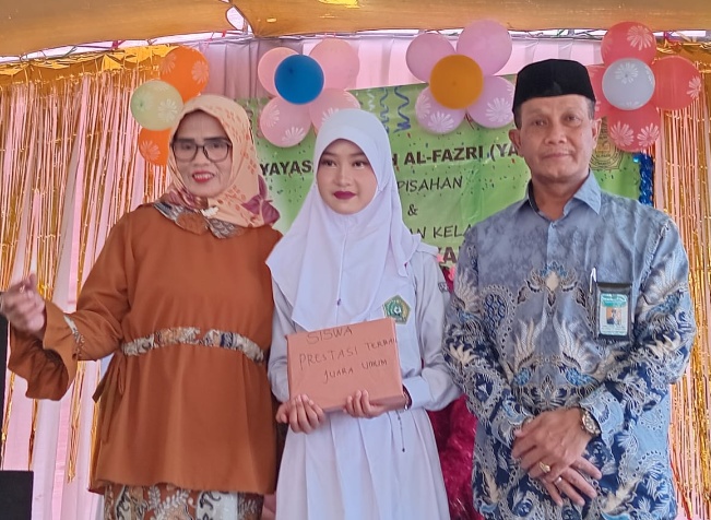 Silsil Althofunnisa siswa terbaik  juara umum dalam bidang akademik dengan nilai tertinggi di MI AL - Hidayah Cimanggu Kecamatan Cisalak Subang