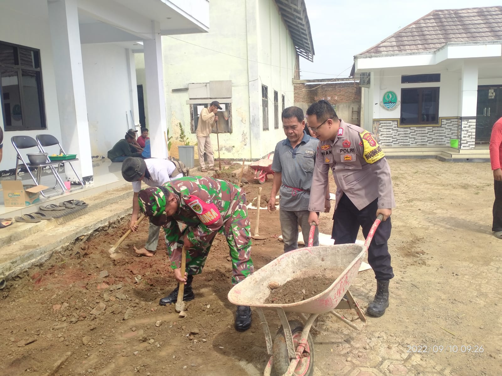 Sinergitas Bhabinkamtibmas Desa Cisaga Bersihkan Kantor Desa Cisaga Bersama Masyarakat