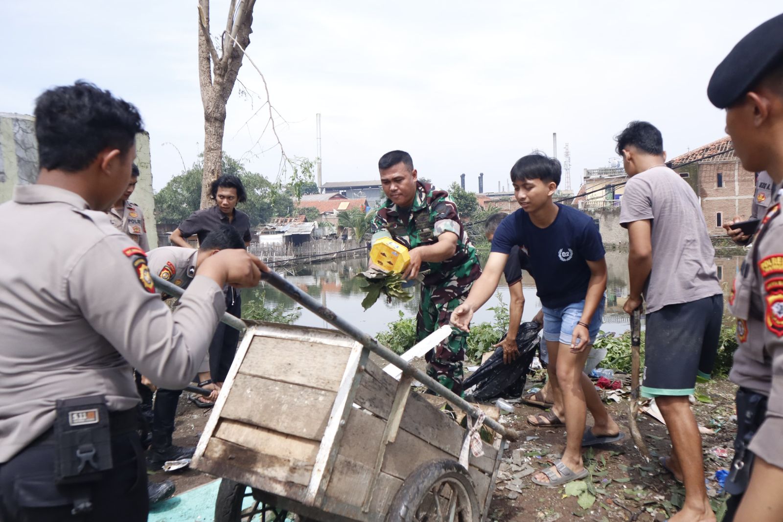 Sinergitas TNI-POLRI Bantu Bersihkan Material Bangunan Terdampak Angin Puting Beliung di Rancaekek