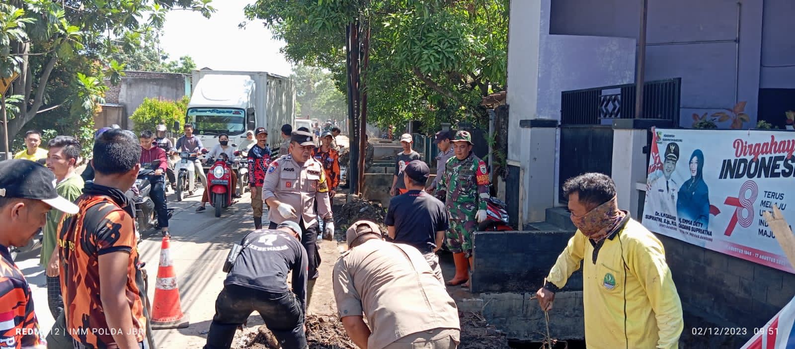 Sinergitas TNI - Polri Laksanakan Giat Kerja Bhakti Membersihkan Sampah Selokan