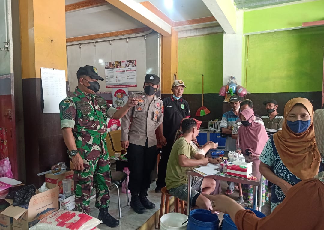 Sinergitas TNI - POLRI Serta Kaur Kesra Desa Tanjungsiang  monitoring dan  Pengawasan Pembagian Bansos (PKH) Desa Tanjungsiang