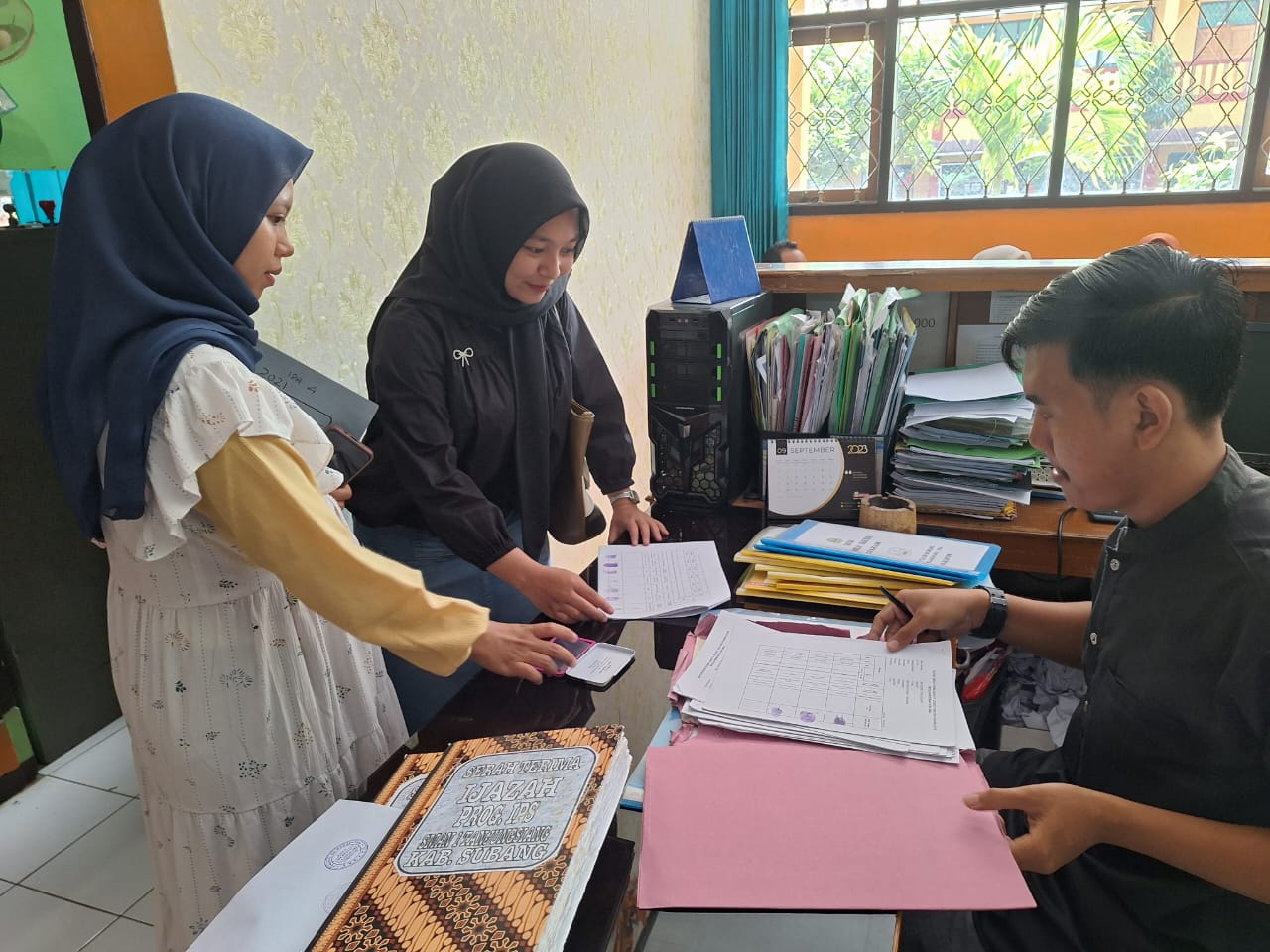 SMAN 1 Tanjungsiang Serahkan Ijazah Kepada Alumni SMAN 1 Tanjungsiang Yang Belum Ambil Ijazah Tidak Di Pungut Biaya