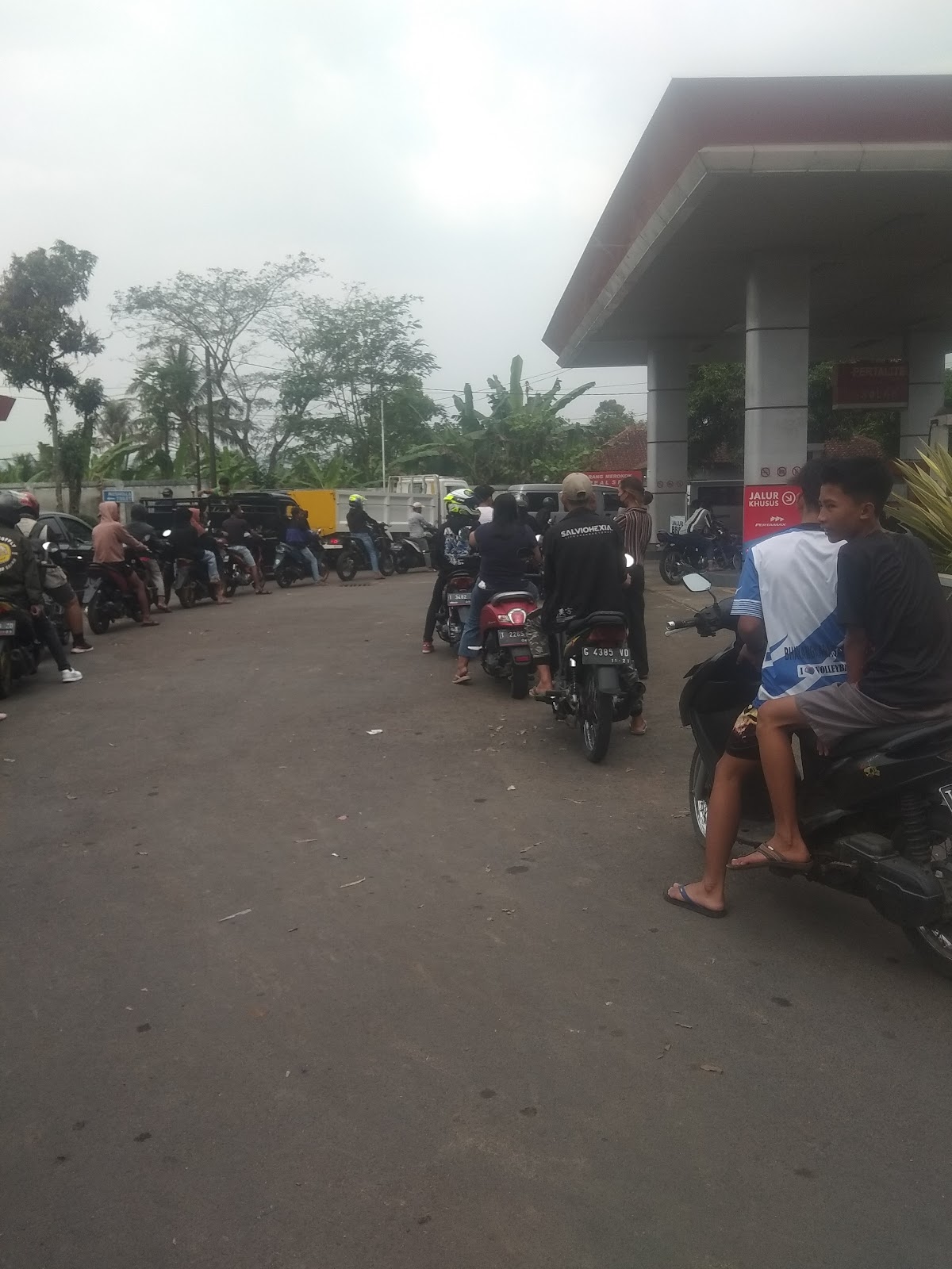 SPBU Pakuhaji : Harga BBM Naik Pengendara Kendaraan Bermotor Tetap Antri Dan Kondusif