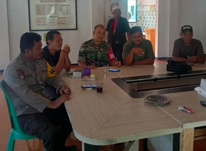 Subang - Bhabinkamtibmas Ds. Cikawung Laksanakan Silaturahmi Kamtibmas kepada Desa binaan