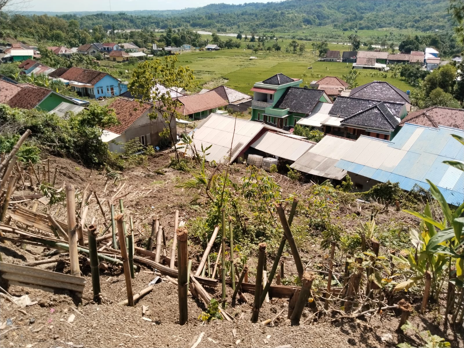 Sudah Dua Minggu Belasan Rumah Warga Desa Cibalandong Jaya Terkena Tanah Longsor.