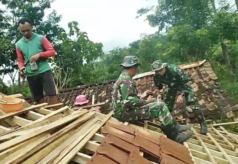 Tak Diragukan Lagi, Satgas TMMD 127 Kodim Wonogiri Cekatan Rehab Atap Rumah Milik Sarikem