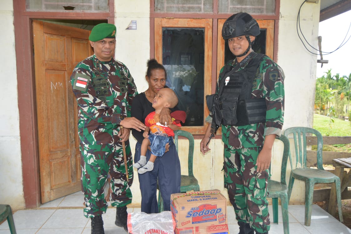Tak Hanya Perhatian Terhadap Anggota, Dansatgas Yonif 725/Woroagi Peduli Anak Penderita Hidrosefalus