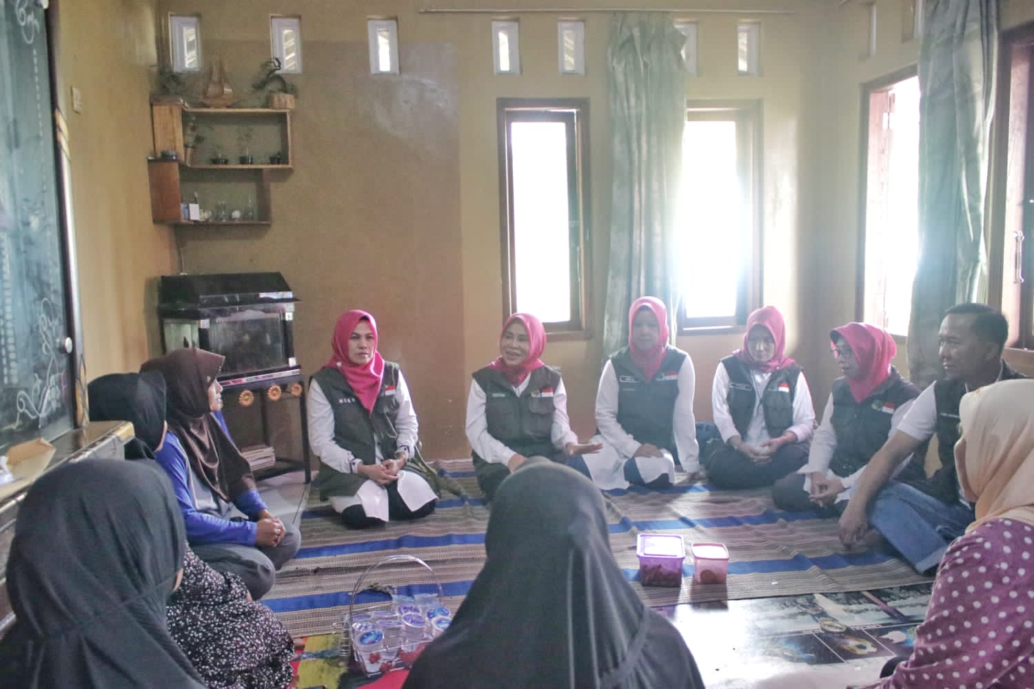 Takziah ke Rumah Korban Hanyut, Mimih Serahkan Bantuan Untuk Keluarga
