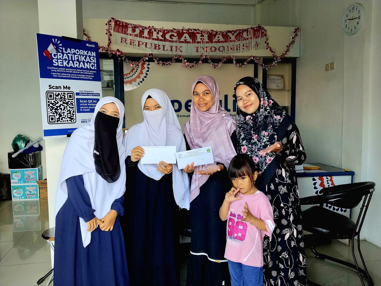 Tanamkan Pendidikan Karakter, Siswa PAUDQ Assuffah dan TKIT IZDIHAAR Ciawigebang Gelar Aksi Solidaritas untuk Korban Banjir Sumatra