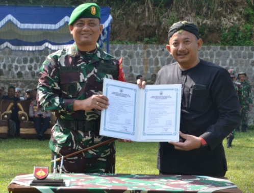 Tanda Tangani Naskah TMMD Resmi Dandim Karanganyar Tutup TMMD