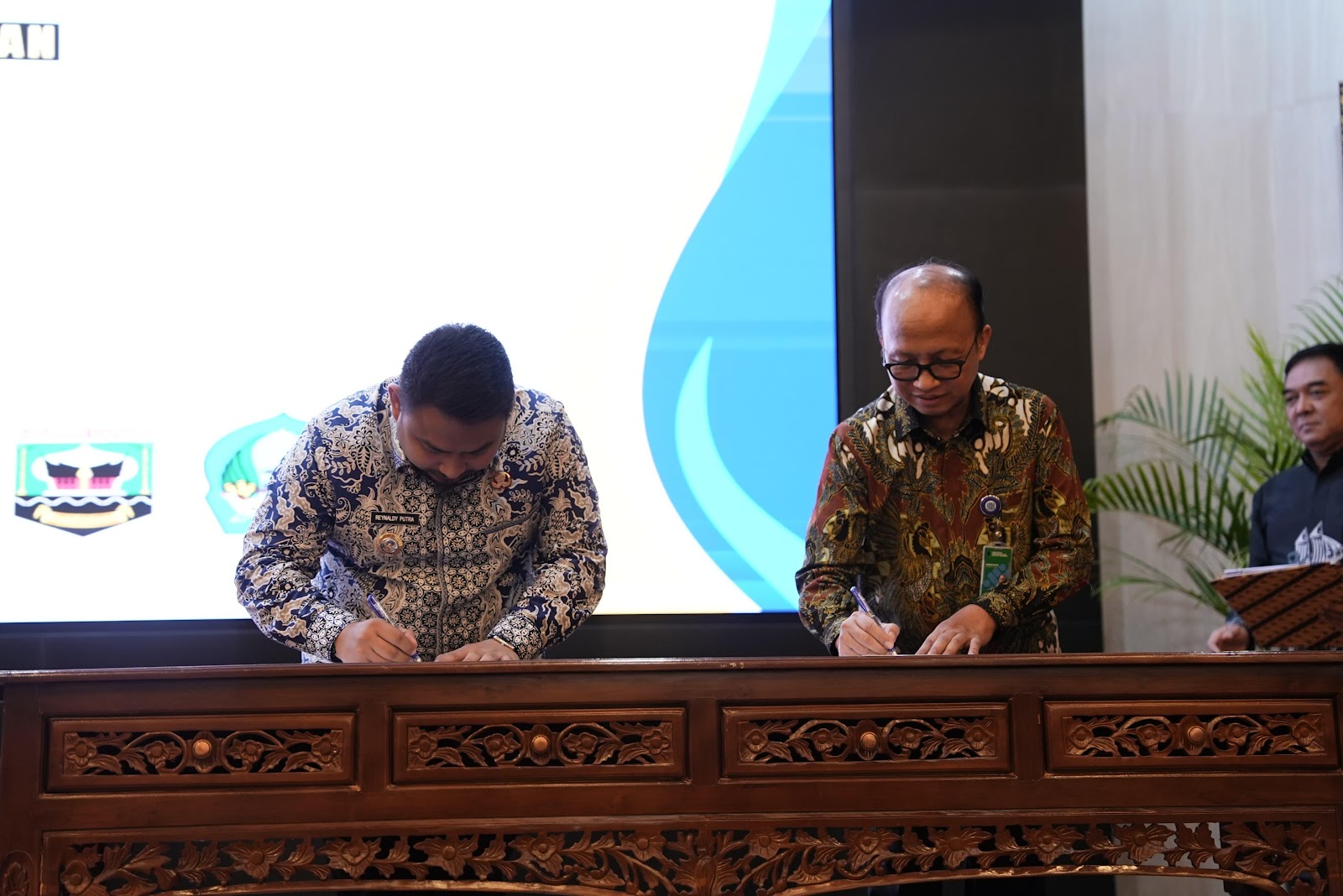TANDATANGANI NASKAH KERJA SAMA DENGAN KEMENTERIAN KETENAGAKERJAAN, KANG REY HARAPKAN SINERGITAS DALAM PEMBANGUNAN SUBANG
