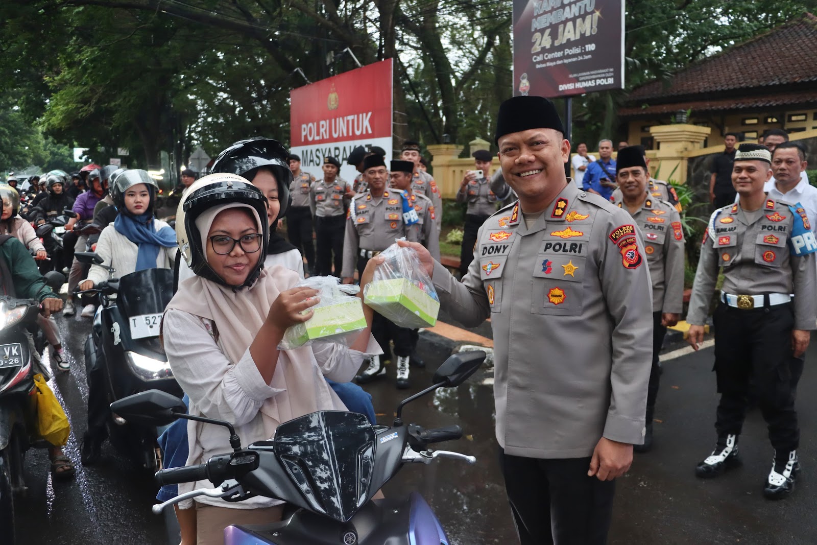 Tebar Berkah Ramadhan, Kapolres Subang Bagikan 500 Takjil untuk Masyarakat