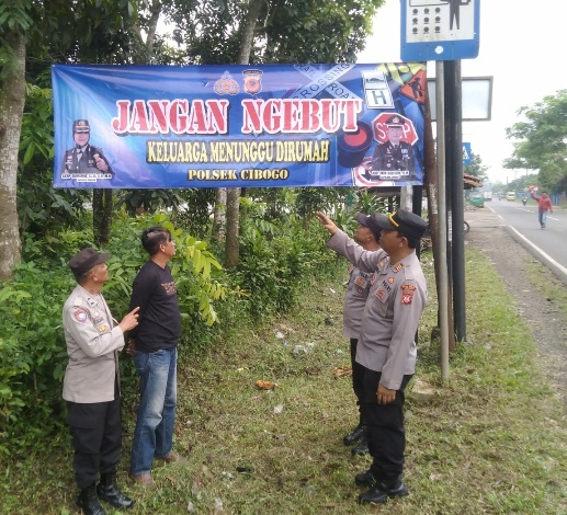 Tekan Angka Kecelakaan Dan Aksi Curanmor Kapolsek Cibogo Pasang Spanduk Himbauan di Sepanjang jalur Wilayah Hukum Cibogo