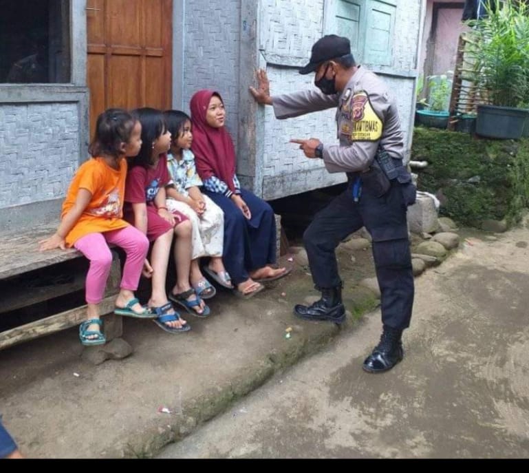 Tiada Hari Tanpa Silaturahmi Motto Bripka Ade Hidayat Bhabinkamtibmas Desa Cisalak
