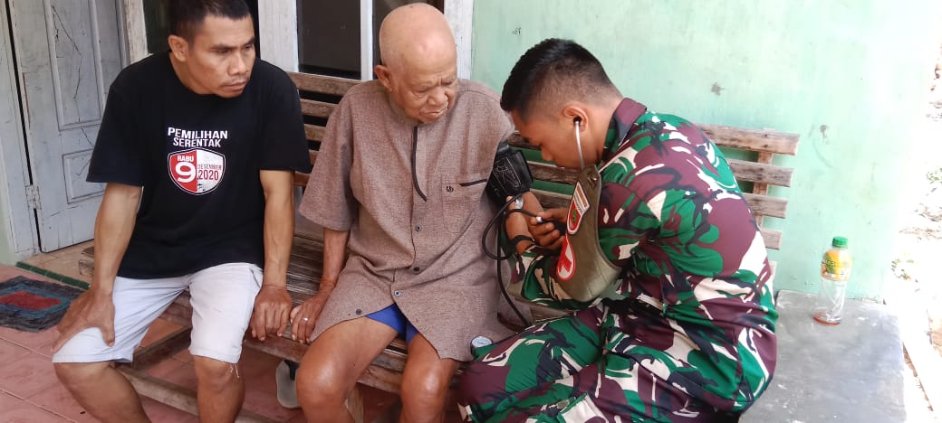 Tim Kesehatan Satgas TMMD 118 Kodim 1416/Muna Secara Door to Door Periksa Kesehatan Warga