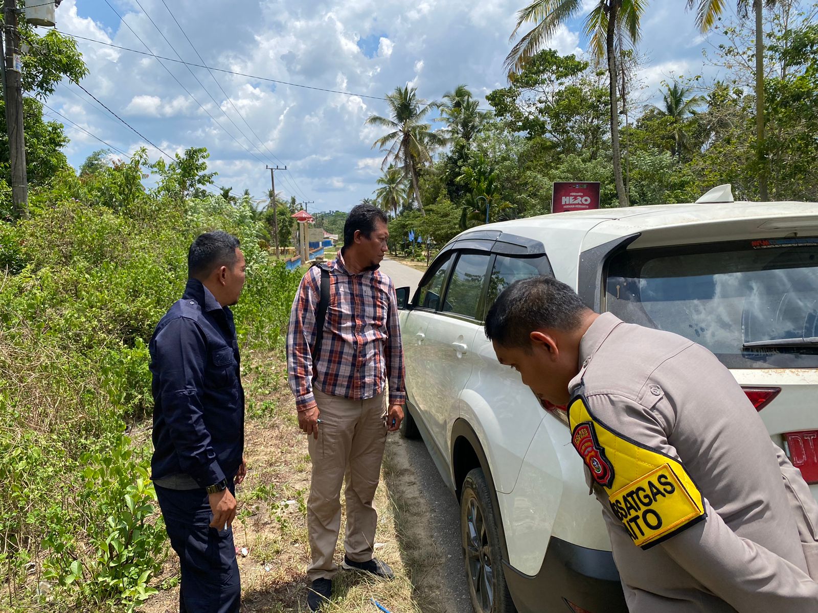Tim Labfor Polda Sulsel Olah TKP Penyebab Retaknya Kaca Mobil Dinas Camat Baito