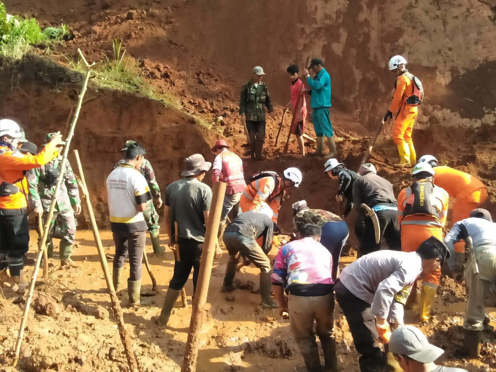 Tim Sar Gabungan Berhasil Evakuasi Korban Longsor Sindulang Cimanggung