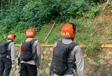 TIM SAR SAT BRIMOB POLDA JABAR LAKUKAN PEMANTAUAN TEBING  DI WILAYAH DESA GADOG