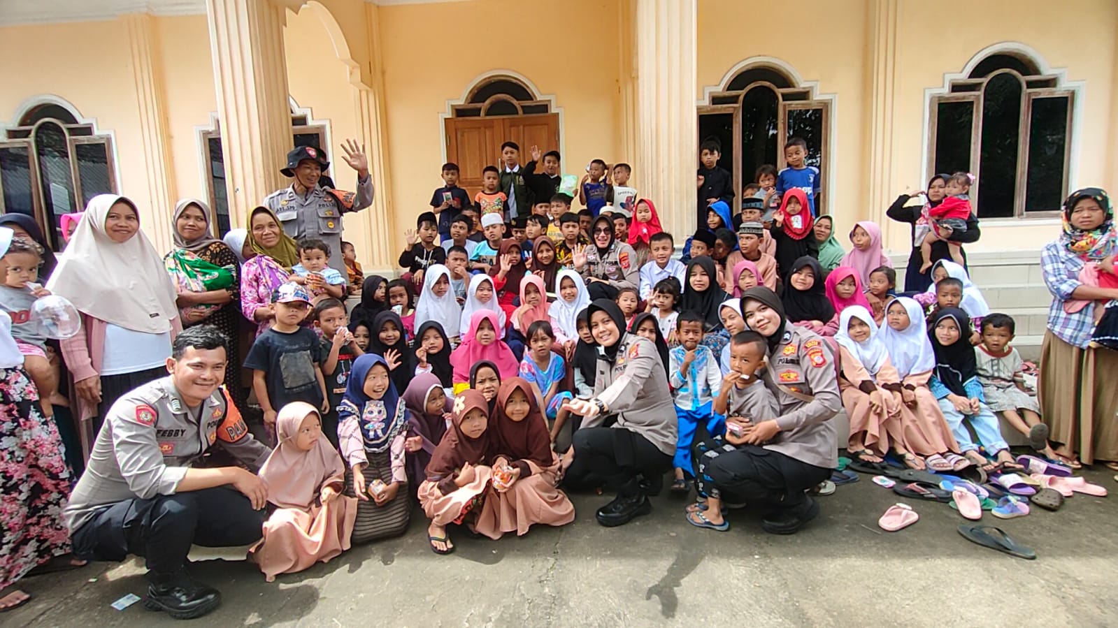 Tim Trauma Healing Polres Subang Berbagi Dengan Warga Korban Gempa di Kampung Jambudipa dan Cikujang Cianjur
