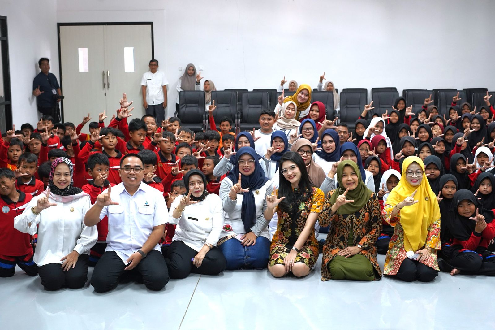 TINGKATKAN MINAT LITERASI, BUNDA LITERASI KABUPATEN SUBANG AJAK MASYARAKAT DATANG KE PERPUSTAKAAN