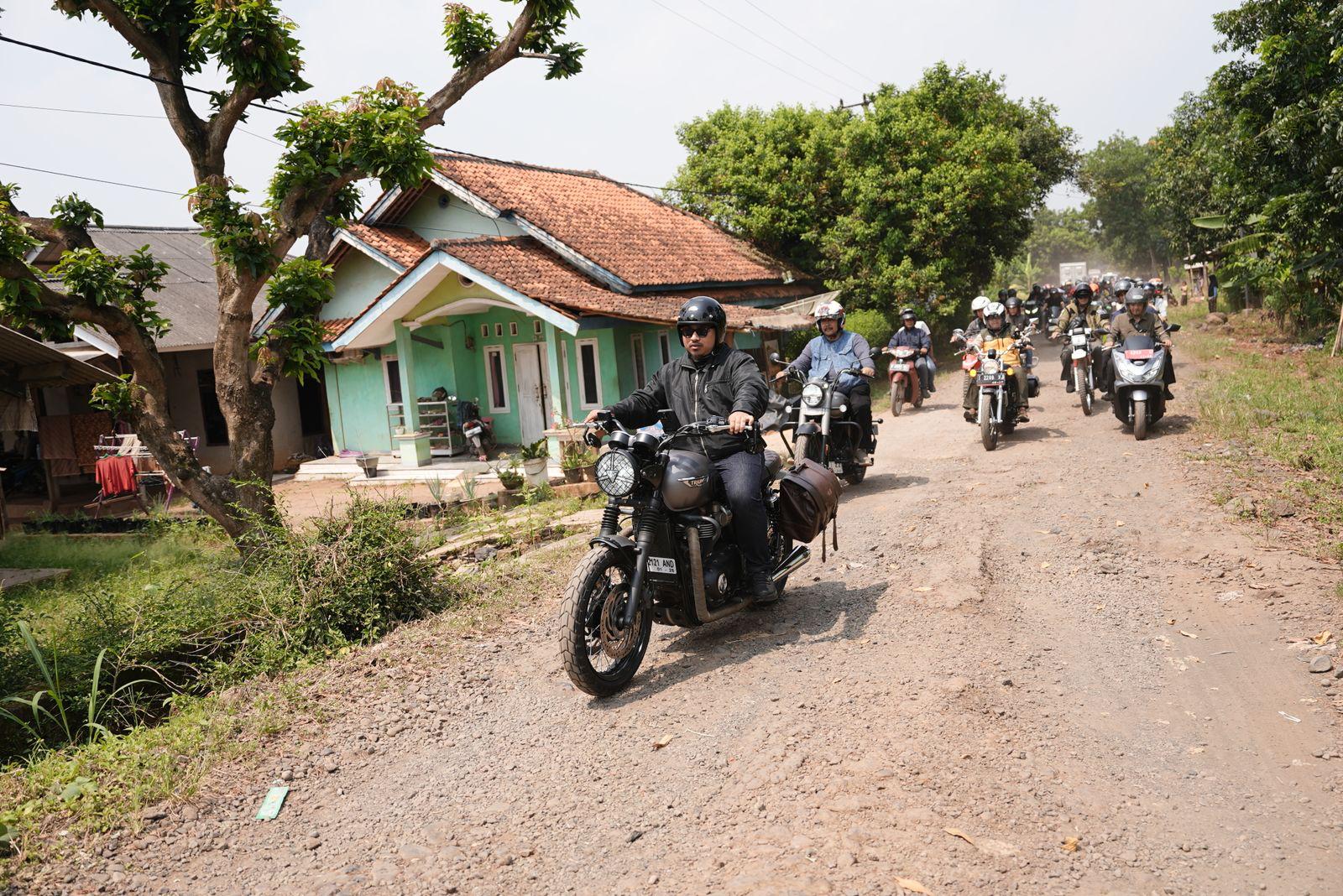 TINJAU JALAN RUSAK,KANG REY SABAKAN CIPUNAGARA DALAM PROGRAM “SABA DESA"