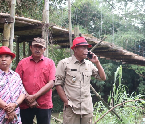 TINJAU JEMBATAN GANTUNG MEKARWANGI, KANG JIMAT JANJIKAN PEMBANGUNAN SECEPATNYA