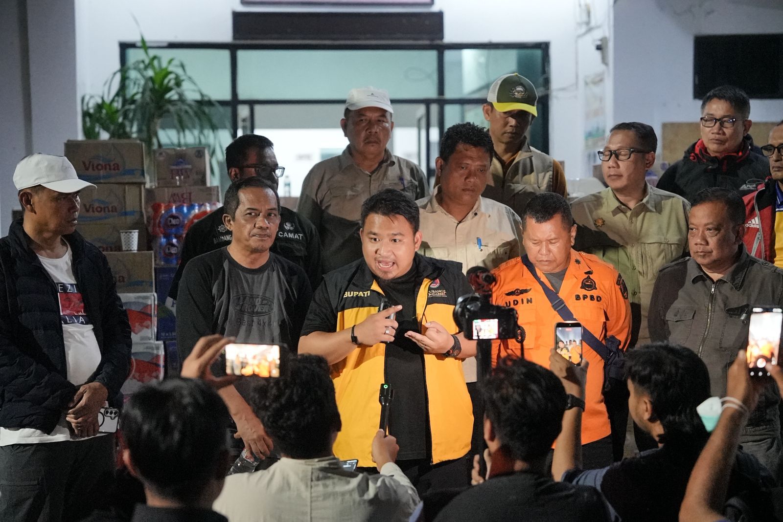 TINJAU LANGSUNG KE PENGUNGSIAN,KANG REY INSTRUKSIKAN DISTRIBUSI BANTUAN BANJIR HARUS SESUAI ATURAN,AGAR SEMUA KEBAGIAN