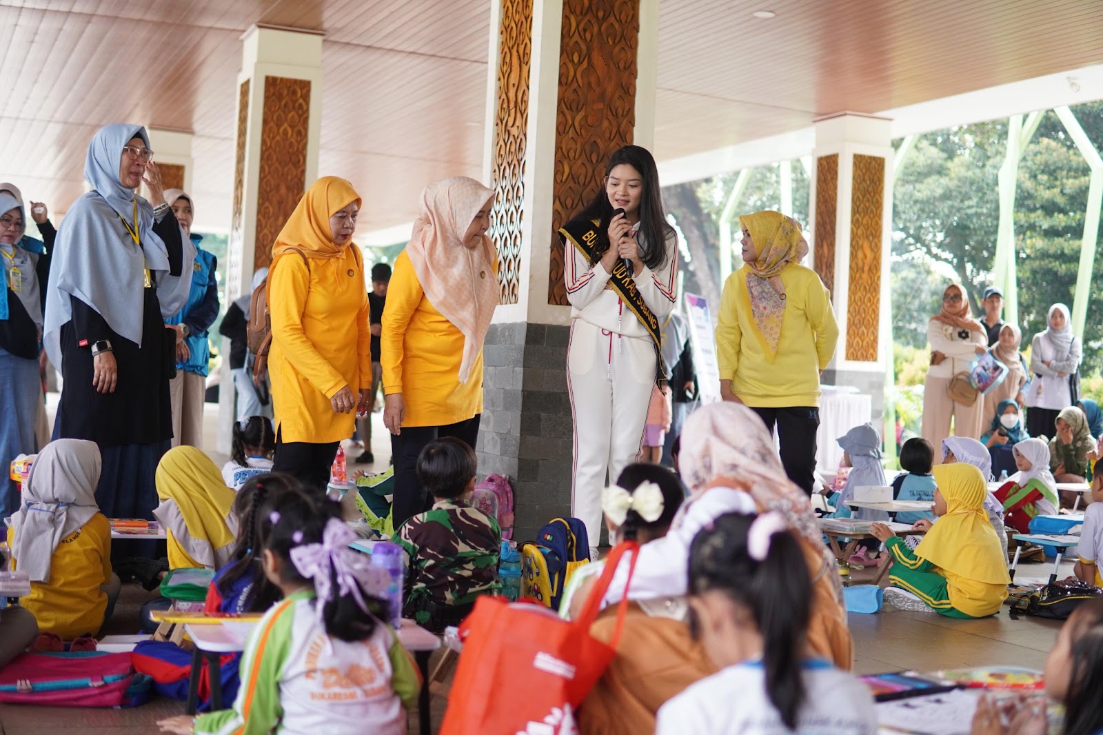 TINJAU LANGSUNG LOMBA MEWARNAI, BUNDA PAUD SUBANG EGA ANJANI INGINKAN PENDIDIKAN ANTI KORUPSI DIAJARKAN SEDINI MUNGKIN